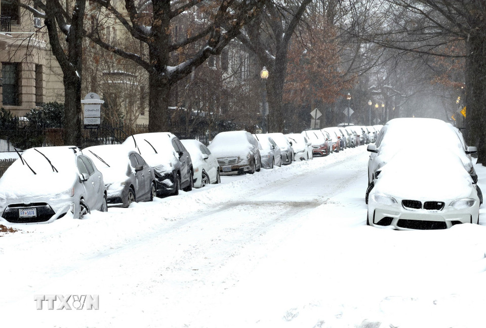Tuyết phủ kín các xe ô tô đỗ dọc một tuyến phố ở Washington DC ngày 25/1/2026. (Ảnh: Ngọc Quang/TTXVN)
