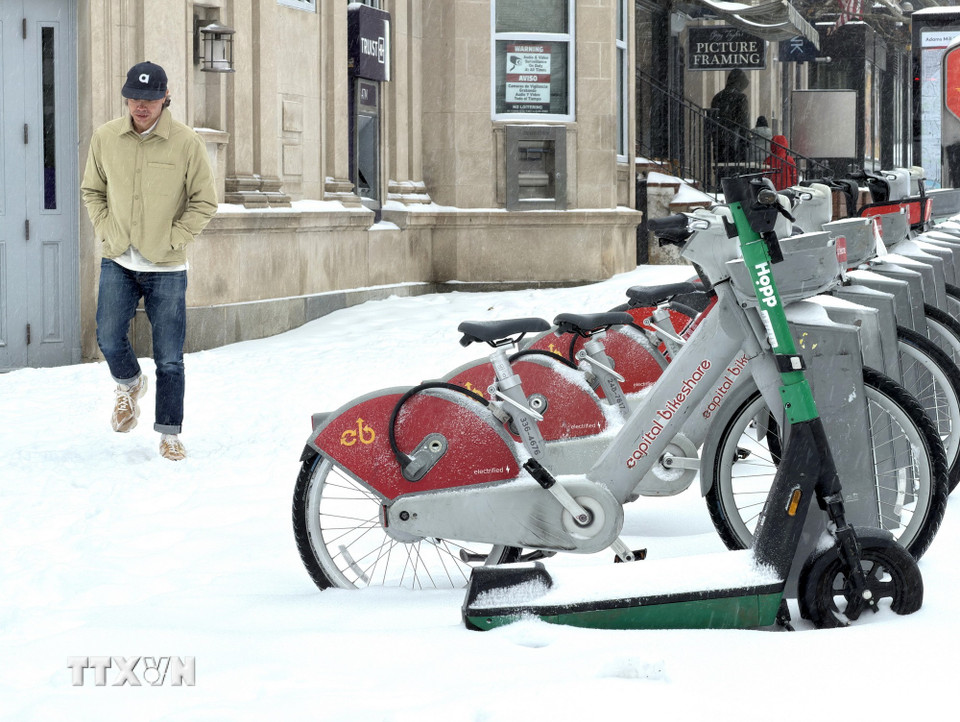 Tuyết rơi dày tại một trạm xe đạp điện cho thuê trên phố ở thủ đô Washington, khiến hoạt động giao thông tạm thời bị ảnh hưởng ngày 25/1/2026. (Ảnh: Ngọc Quang/TTXVN)