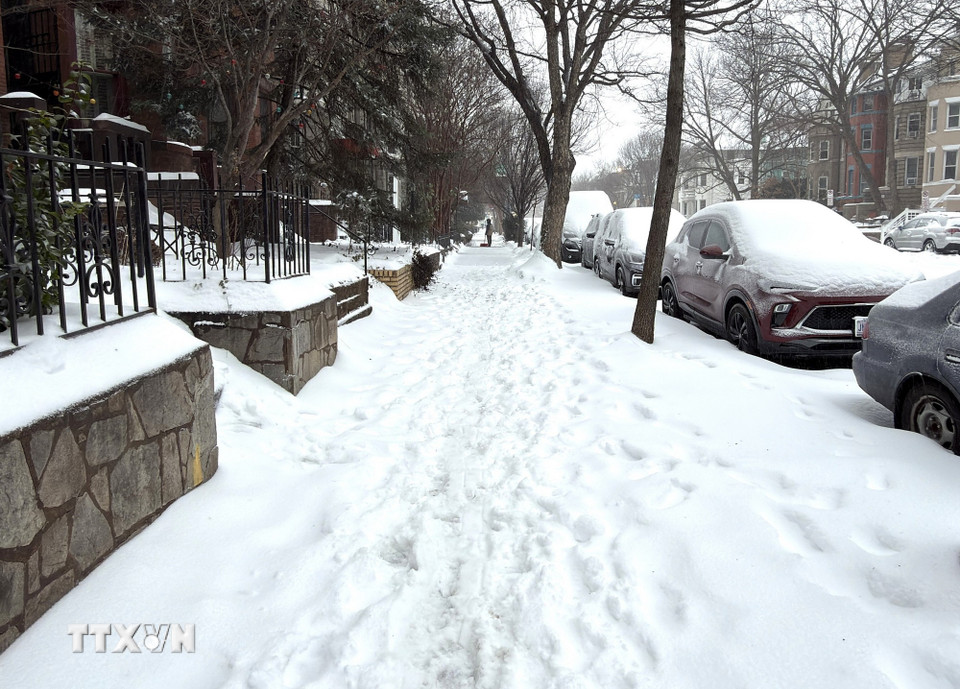 Tuyết phủ kín vỉa hè phố Calvert ở thủ đô Washington ngày 25/1/2026. (Ảnh: Ngọc Quang/TTXVN)