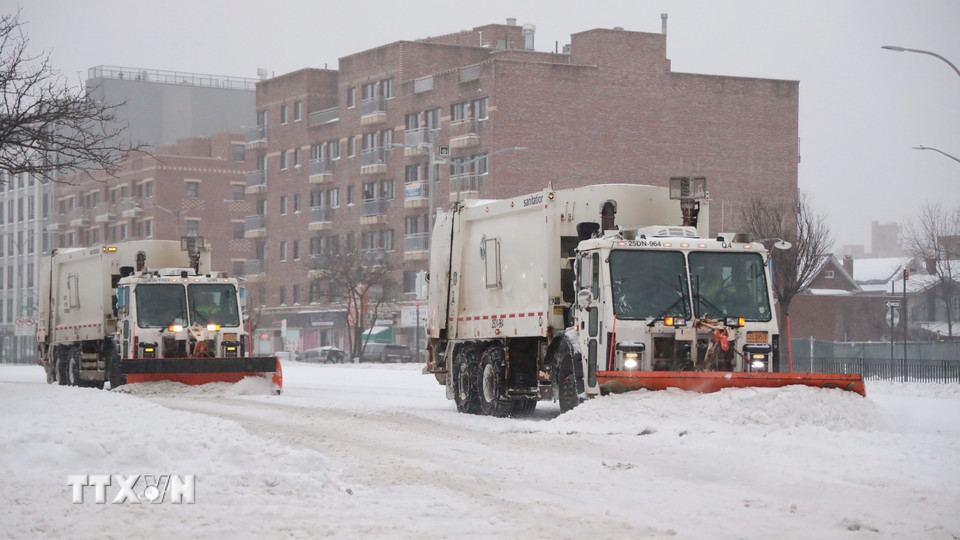 Các xe cào tuyết và rải muối hoạt động hết công suất. (Ảnh: Thanh Tuấn/TTXVN)