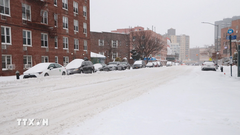 Tuyết rơi dày ảnh hưởng nghiêm trọng tới giao thông tại New York. (Ảnh: Thanh Tuấn/TTXVN)