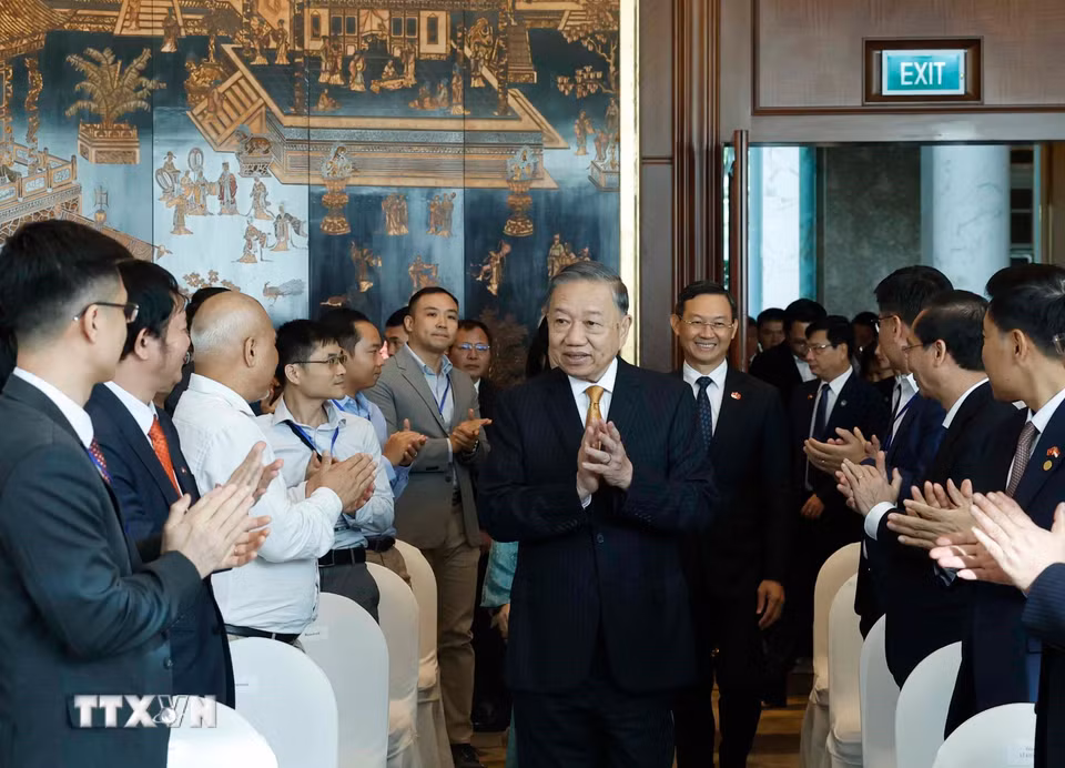 Chiều 30/5/2026, tại Singapore, Tổng Bí thư, Chủ tịch nước Tô Lâm và Phu nhân gặp gỡ cán bộ, nhân viên Đại sứ quán và cộng đồng trí thức, chuyên gia người Việt Nam tại Singapore. (Ảnh: Thống Nhất/TTXVN)