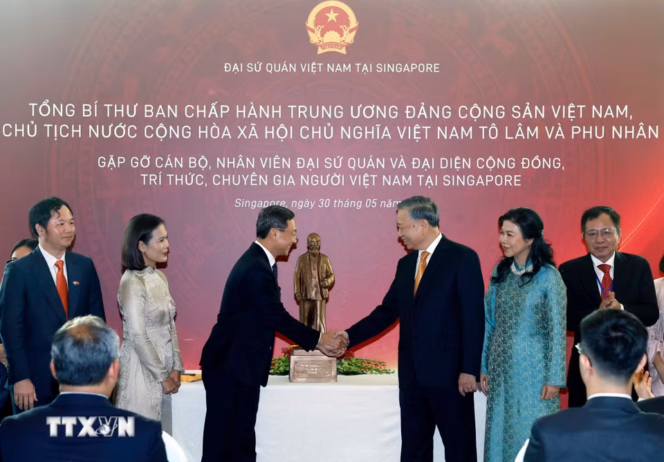 Tổng Bí thư, Chủ tịch nước Tô Lâm tặng bức tượng Chủ tịch Hồ Chí Minh cho Đại sứ quán Việt Nam tại Singapore. (Ảnh: Thống Nhất/TTXVN)