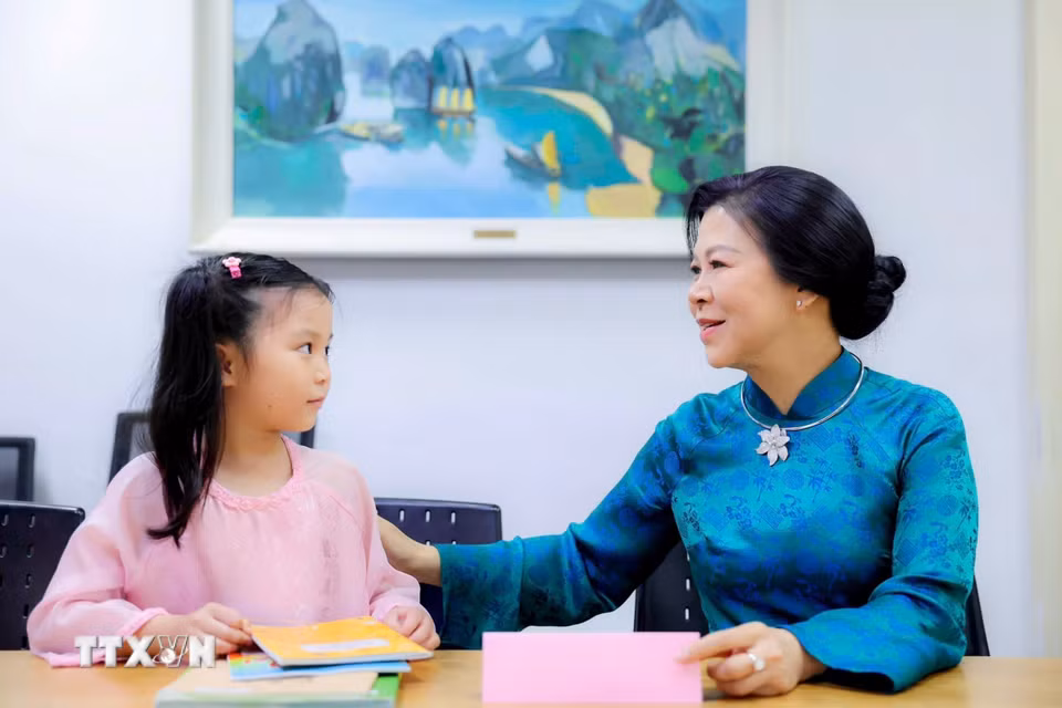 Phu nhân Ngô Phương Ly với học sinh lớp học tiếng Việt Lạc Hồng vào sáng 30/5. (Ảnh: TTXVN phát)
