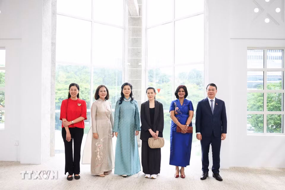 Chiều 30/5, Phu nhân Ngô Phương Ly cùng bà Loo Tze Lui, Phu nhân Thủ tướng Singapore Lawrence Wong thăm Temasek Shophouse, một trung tâm tạo tác động xã hội của Singapore. (Ảnh: TTXVN phát)