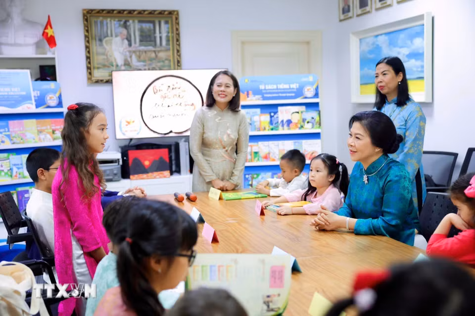 Phu nhân Ngô Phương Ly thăm lớp học Lạc Hồng vào sáng 30/5. (Ảnh: TTXVN phát)