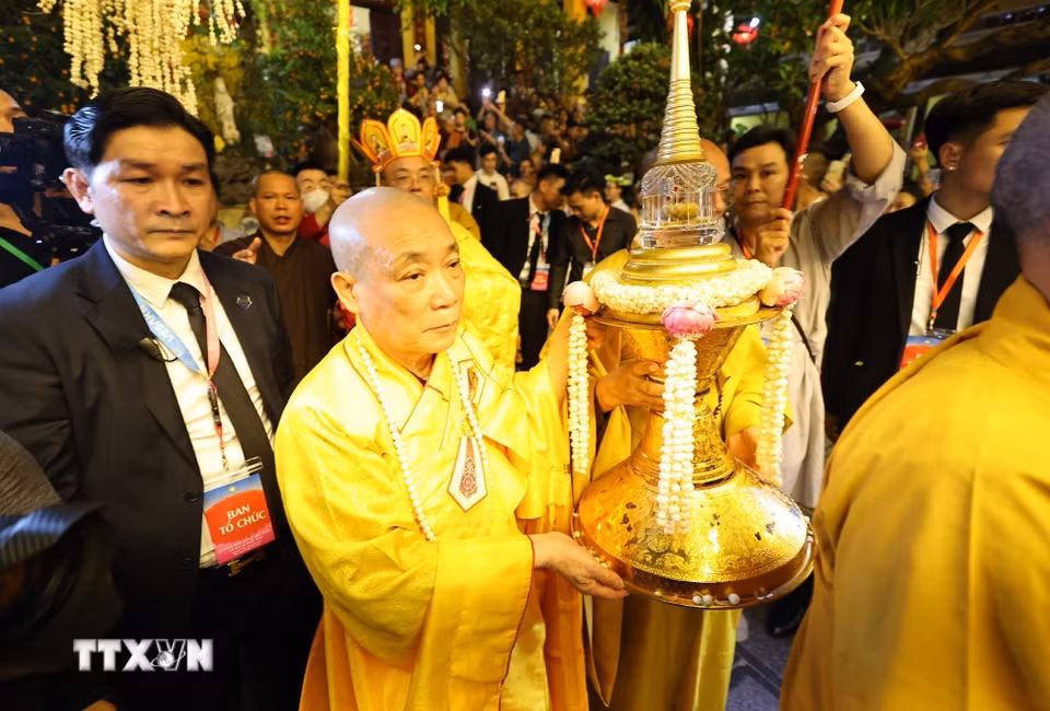 Tối 30/5/2026, tại Hà Nội, Nhân dịp đại lễ Phật đản PL.2570-DL.2026 và kỷ niệm 45 năm thành lập Giáo hội Phật giáo Việt Nam, Trung ương Giáo hội Phật giáo Việt Nam tổ chức Lễ rước Xá Lợi Phật và Đại lễ Phật đản PL.2570-DL.2026 qua các tuyến phố trung tâm. (Ảnh: Minh Đức/TTXVN)