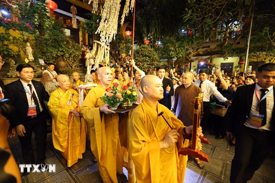 Lễ rước Xá Lợi Phật và xe hoa cầu nguyện Quốc thái dân an trên các tuyến phố. (Ảnh: Minh Đức/TTXVN)