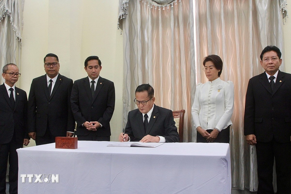 Đoàn đại biểu Hoàng Cung Campuchia do Cố vấn cấp cao của Quốc vương Chea Horn làm trưởng đoàn vào viếng và ghi sổ tang tưởng niệm nguyên Chủ tịch nước Trần Đức Lương. (Ảnh: Quang Anh/TTXVN)