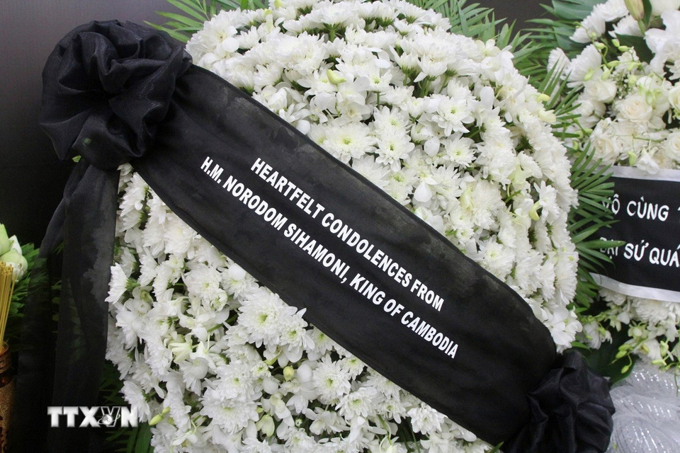 Ngày 24/5, Đại sứ quán Việt Nam tại Vương quốc Campuchia, Tổng Lãnh sự quán Việt Nam tại tỉnh Preah Sihanouk và Tổng Lãnh sự quán Việt Nam tại tỉnh Battambang đã trang trọng tổ chức lễ viếng và mở sổ tang tưởng niệm nguyên Ủy viên Bộ Chính trị, nguyên Chủ tịch nước Trần Đức Lương. Trong ảnh: Vòng hoa tưởng niệm nguyên Chủ tịch nước Trần Đức Lương của Quốc vương Campuchia Norodom Sihamoni. (Ảnh: Quang Anh/TTXVN)
