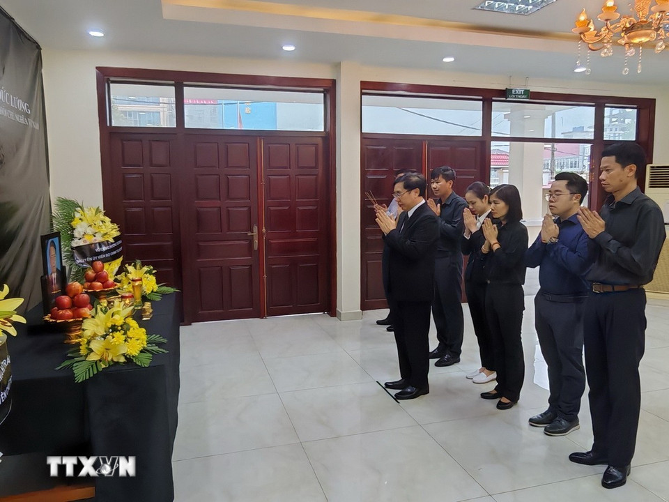 Tập thể cán bộ, nhân viên Tổng Lãnh sự quán Việt Nam tại tỉnh Preah Sihanouk dâng hương viếng nguyên Chủ tịch nước Trần Đức Lương. (Ảnh: TTXVN phát)