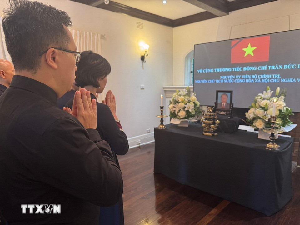 Tổng Lãnh sự quán Việt Nam tại Australia tổ chức lễ viếng và ghi sổ tang tưởng nhớ nguyên Chủ tịch nước Trần Đức Lương. (Ảnh: Văn Linh/TTXVN)