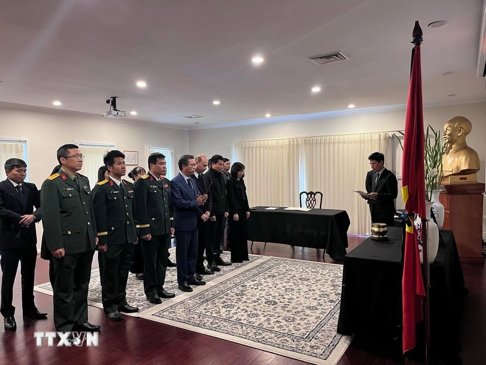 Sáng 24/5/2025, Đại sứ quán Việt Nam tại Australia, Tổng Lãnh sự quán Việt Nam tại Sydney và Tổng Lãnh sự quán Việt Nam tại Perth đã cùng tổ chức trọng thể lễ viếng và mở sổ tang đón tiếp các đoàn khách tới viếng và chia buồn với Chính phủ và Nhân dân Việt Nam trước sự ra đi của nguyên Chủ tịch nước Trần Đức Lương. (Ảnh: TTXVN)