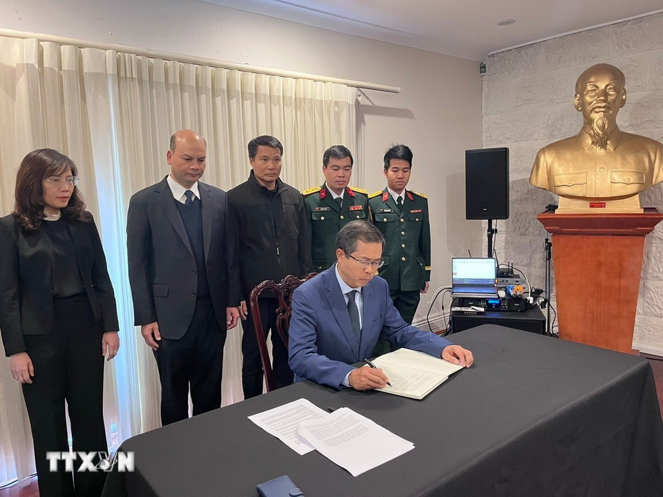 Đại sứ Việt Nam tại Australia Phạm Hùng Tâm ghi sổ tang tưởng nhớ nguyên Chủ tịch nước Trần Đức Lương. (Ảnh: TTXVN phát)