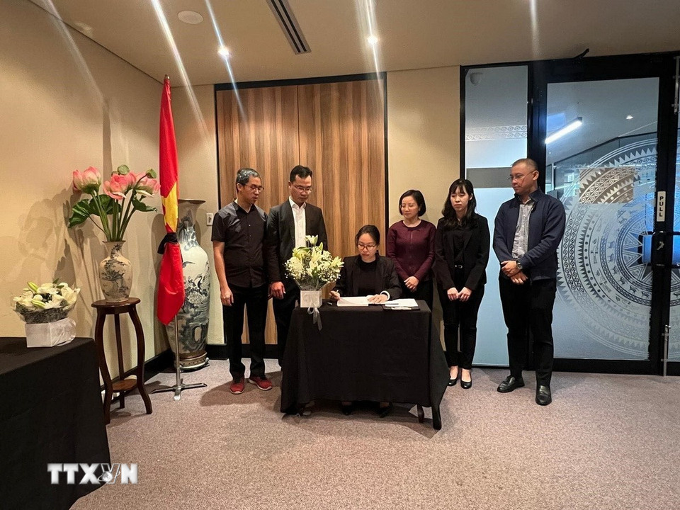 Tổng Lãnh sự Việt Nam tại Australia Nguyễn Thanh Hà ghi sổ tang tưởng nhớ nguyên Chủ tịch nước Trần Đức Lương. (Ảnh: TTXVN phát)