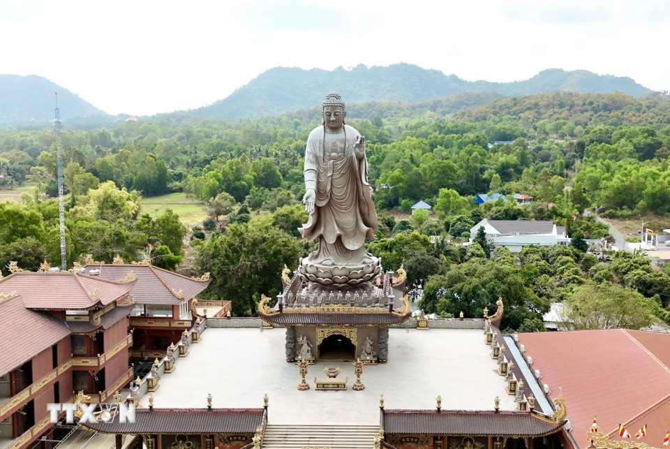 Tượng Phật A Di Đà cao 24m trên mái chính điện chùa Kim Tiên. (Ảnh: Thanh Sang/TTXVN)