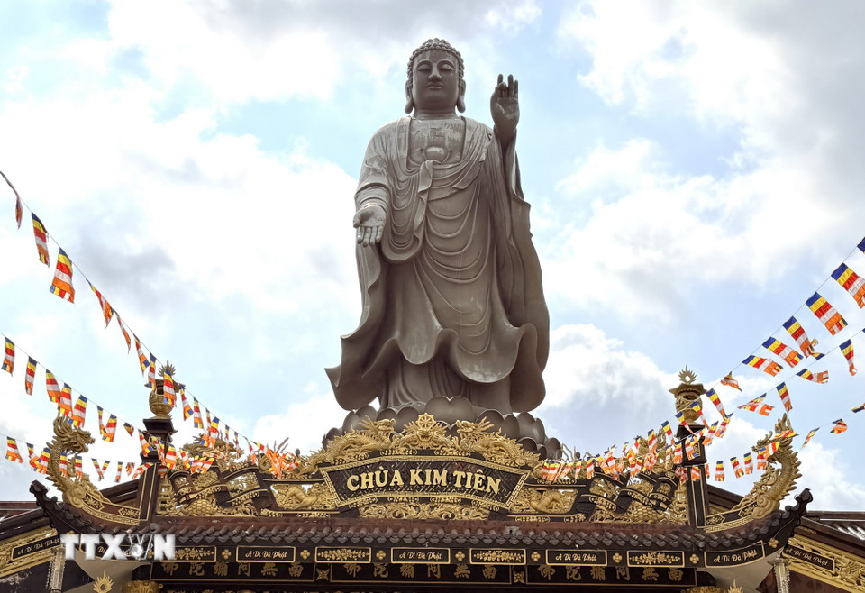 Tượng Phật A Di Đà cao 24 m uy nghi trên mái chính điện chùa Kim Tiên. (Ảnh: Thanh Sang/TTXVN)