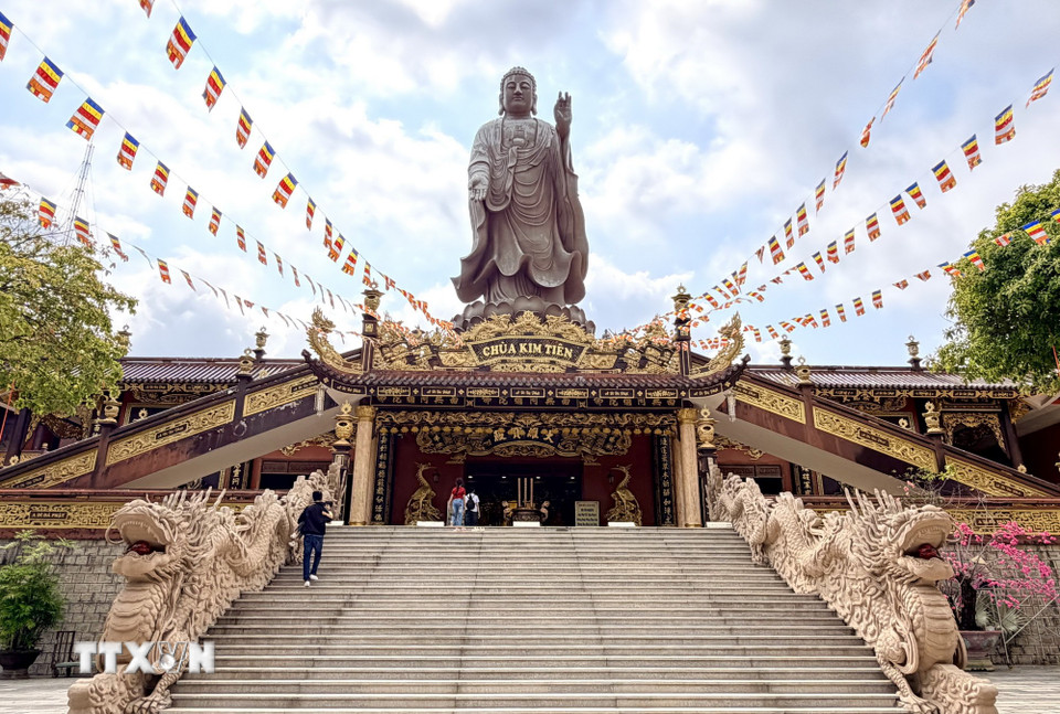 Kiến trúc chùa Kim Tiên nổi bật với quy mô bề thế, hài hòa với cảnh quan thiên nhiên vùng Bảy Núi. (Ảnh: Thanh Sang/TTXVN)