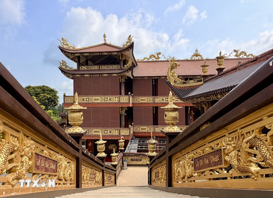 Bên trong chùa các họa tiết được trang trí tỉ mỉ, kết hợp hài hòa giữa màu sắc và đường nét truyền thống. (Ảnh: Thanh Sang/TTXVN)