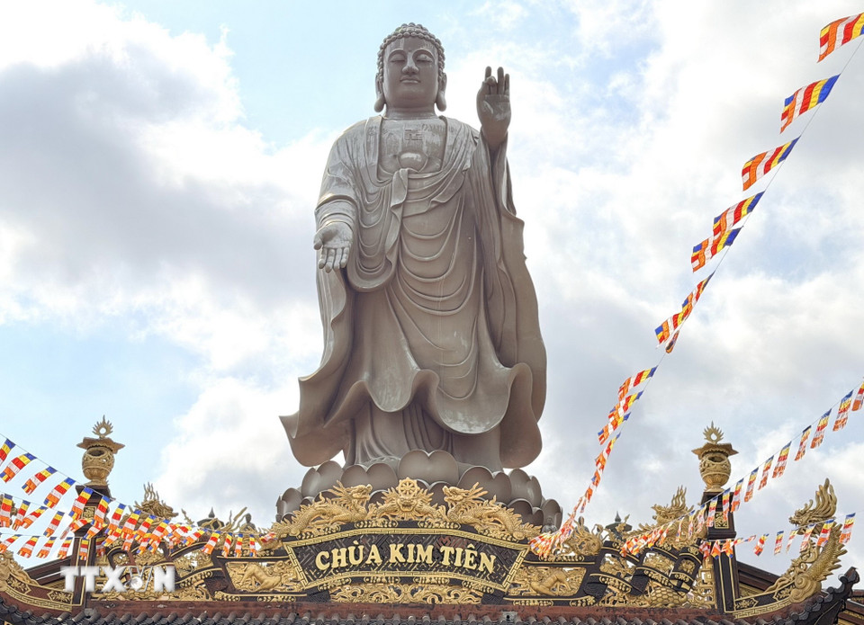 Tượng Phật A Di Đà cao 24 m uy nghi trên mái chính điện chùa Kim Tiên. (Ảnh: Thanh Sang/TTXVN)