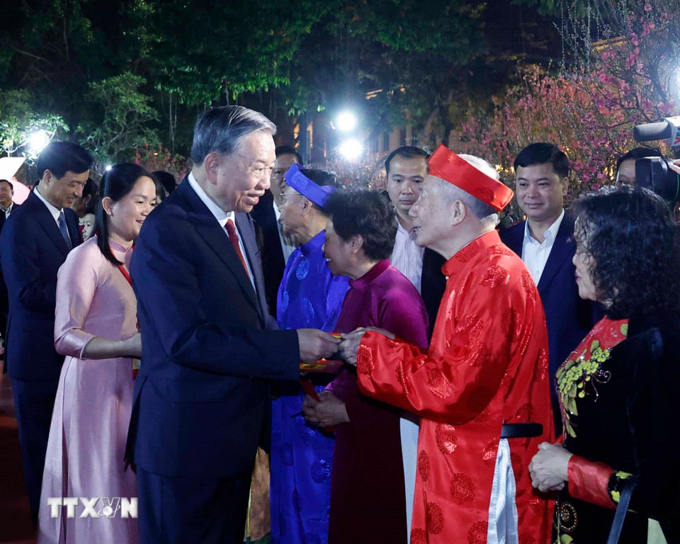 Tổng Bí thư Tô Lâm thăm hỏi, chúc Tết và mừng tuổi cho đại diện các tầng lớp nhân dân. (Ảnh: Thống Nhất/TTXVN)