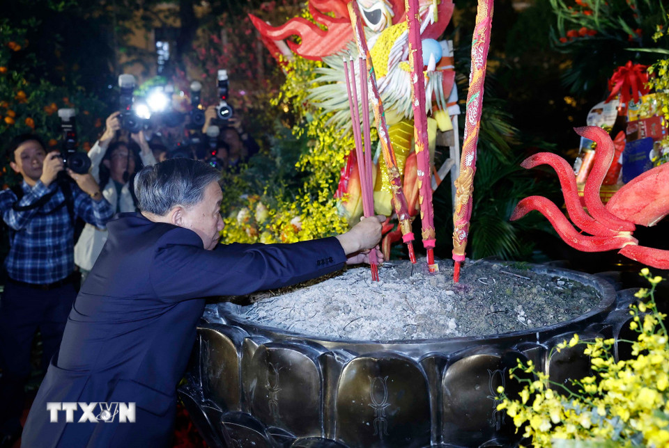 Tổng Bí thư Tô Lâm dâng hương tại tượng đài Vua Lý Thái Tổ. (Ảnh: Thống Nhất/TTXVN)