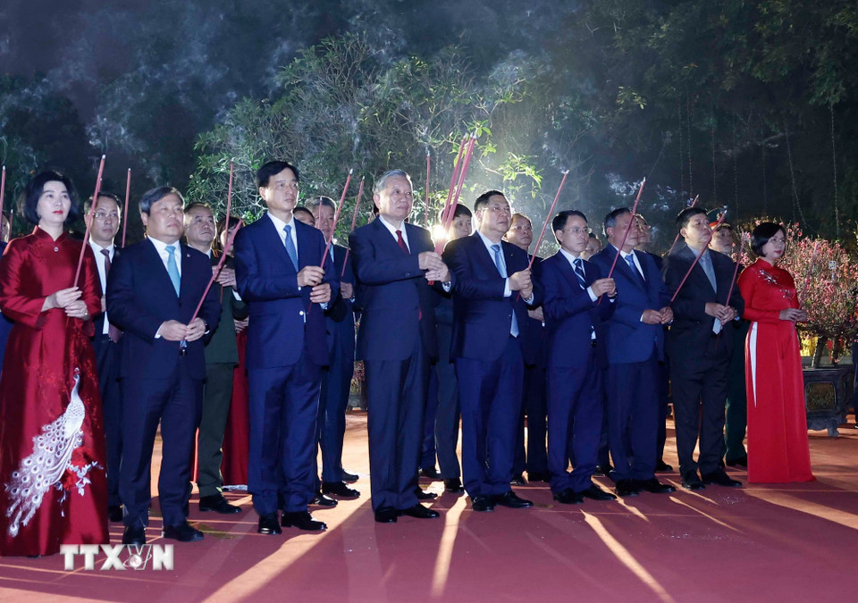 Tổng Bí thư Tô Lâm và các đại biểu dâng hương tại tượng đài Vua Lý Thái Tổ. (Ảnh: Thống Nhất/TTXVN)