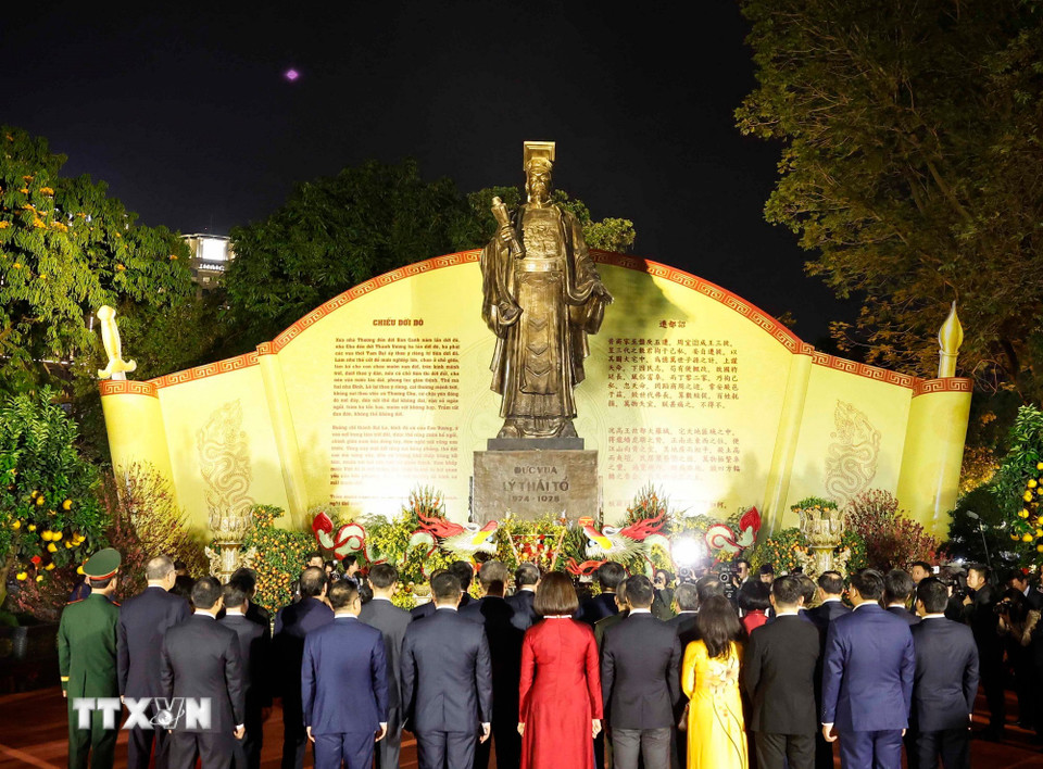 Tổng Bí thư Tô Lâm và các đại biểu dâng hương tại tượng đài Vua Lý Thái Tổ ở vườn hoa Lý Thái Tổ, Hà Nội. Ảnh: Thống Nhất - TTXVN