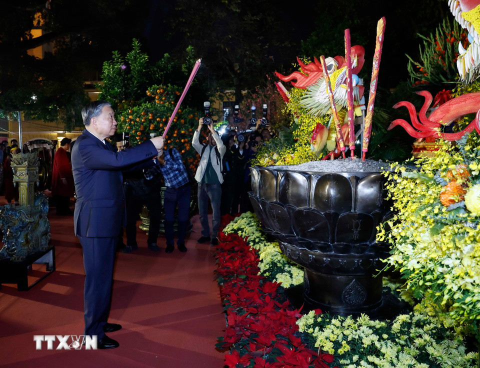 Tối 16/2/2026 (29 tháng Chạp), Tổng Bí thư Tô Lâm đến dâng hương tại tượng đài Vua Lý Thái Tổ ở vườn hoa Lý Thái Tổ, Hà Nội. (Ảnh: Thống Nhất/TTXVN)