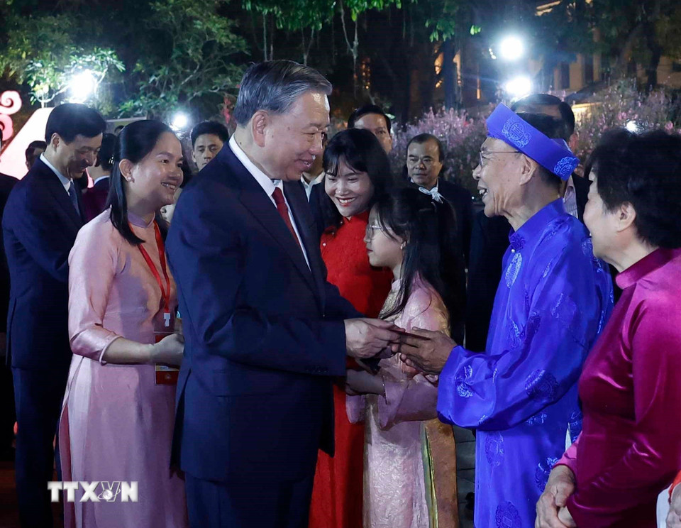 Tổng Bí thư Tô Lâm thăm hỏi, chúc Tết và mừng tuổi cho đại diện các tầng lớp nhân dân. (Ảnh: Thống Nhất/TTXVN)