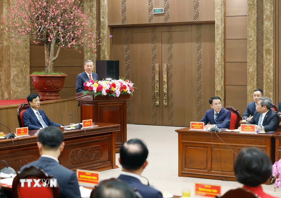 Tổng Bí thư Tô Lâm chúc Tết Đảng bộ, chính quyền và Nhân dân Thủ đô Hà Nội. (Ảnh: Thống Nhất/TTXVN)