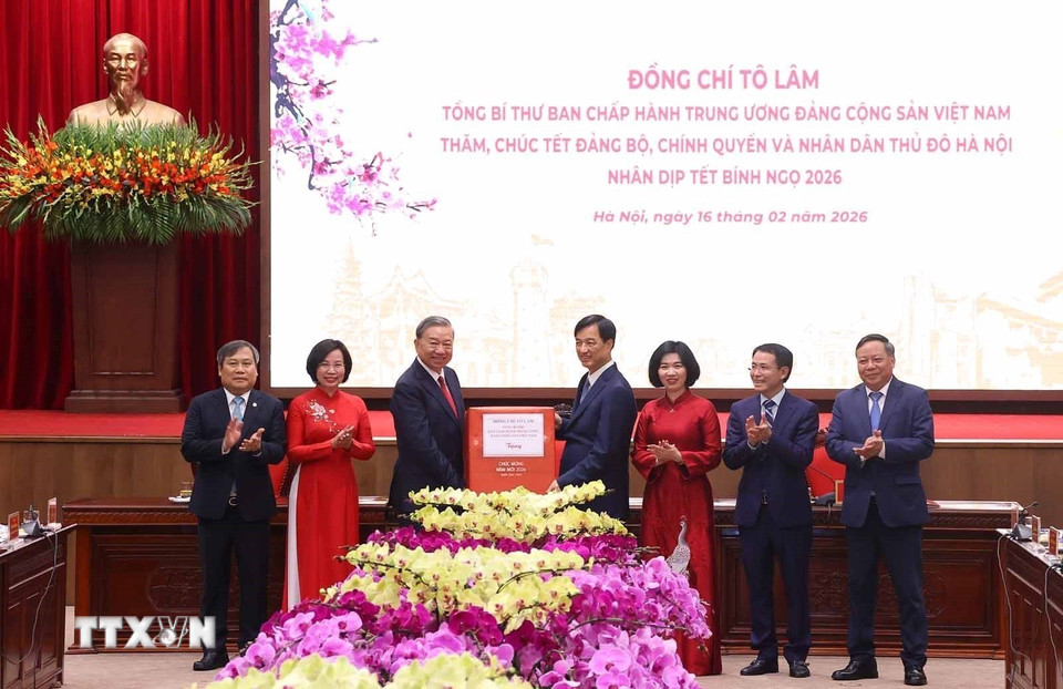 Tổng Bí thư Tô Lâm tặng quà, chúc Tết Đảng bộ, chính quyền và Nhân dân Hà Nội. (Ảnh: Văn Điệp/TTXVN)