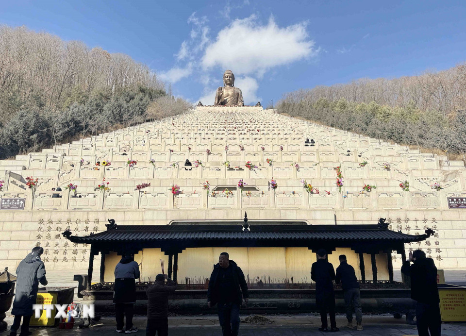 Kim Đỉnh Đại Phật tọa lạc trên ngọn núi phía sau chùa Chính Giác, đây là tượng Phật bằng đồng ngồi cao nhất thế giới với tổng chiều cao 48m. (Ảnh: Công Tuyên/TTXVN)