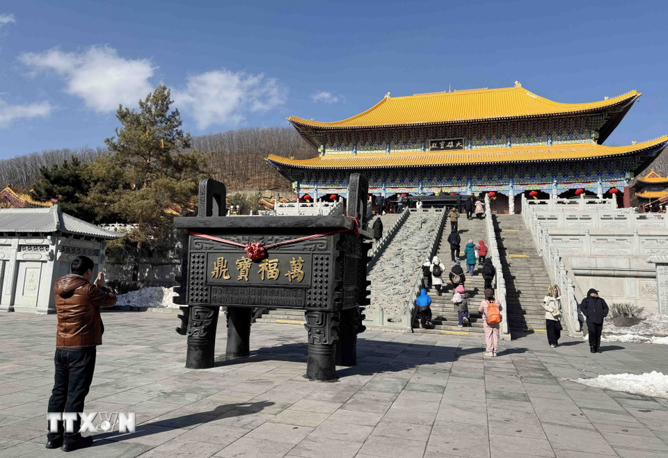 Vào dịp đầu năm, rất nhiều du khách đến đây tham quan, cầu tài, cầu bình an. (Ảnh: Công Tuyên/TTXVN)