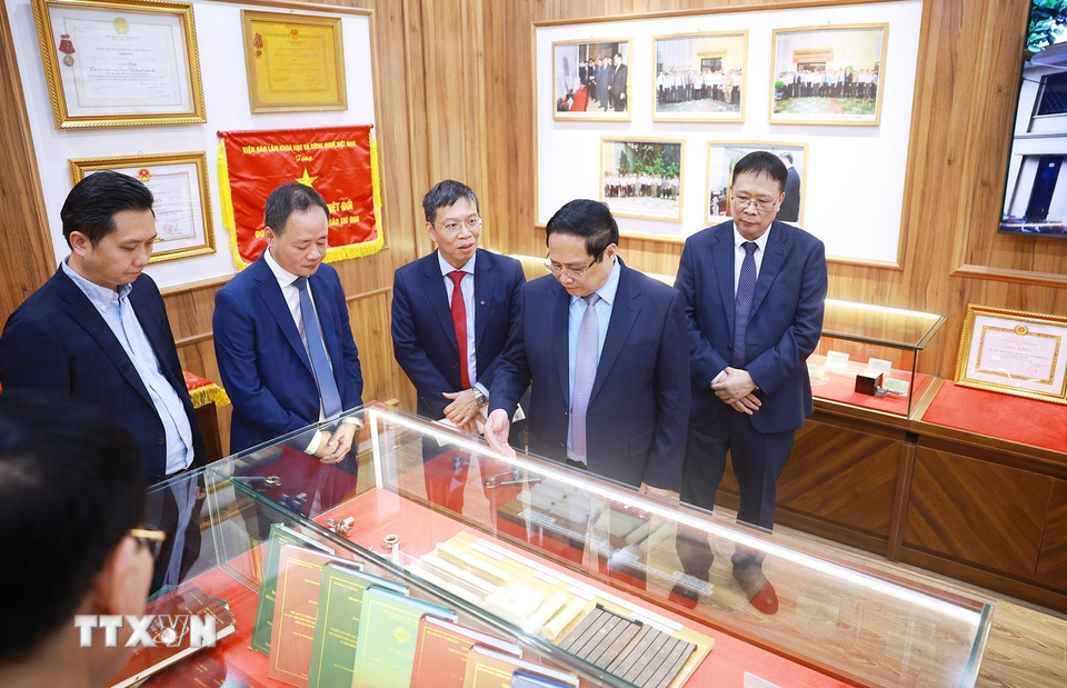 Thủ tướng Phạm Minh Chính thăm phòng truyền thống của Viện Hàn lâm Khoa học và Công nghệ Việt Nam. (Ảnh: Dương Giang/TTXVN)