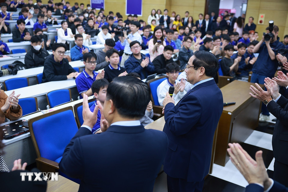 Thủ tướng Phạm Minh Chính truyền cảm hứng cho sinh viên Trường Đại Học Khoa Học Và Công Nghệ Hà Nội. (Ảnh: Dương Giang/TTXVN)
