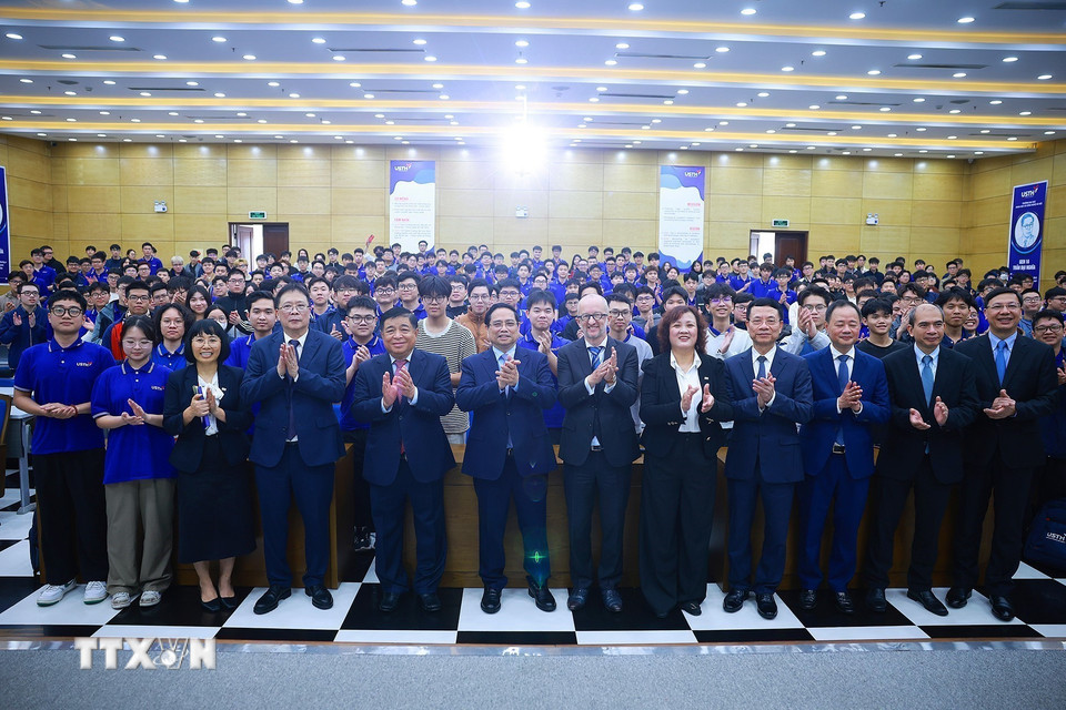Thủ tướng Phạm Minh Chính với lãnh đạo Viện Hàn lâm Khoa học và Công nghệ Việt Nam và sinh viên Trường Đại Học Khoa Học Và Công Nghệ Hà Nội. (Ảnh: Dương Giang/TTXVN)