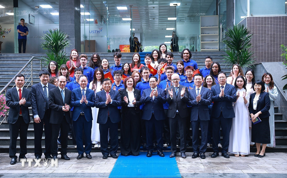 Thủ tướng Phạm Minh Chính đến thăm, làm việc với Viện Hàn lâm Khoa học và Công nghệ Việt Nam. (Ảnh: Dương Giang/TTXVN)