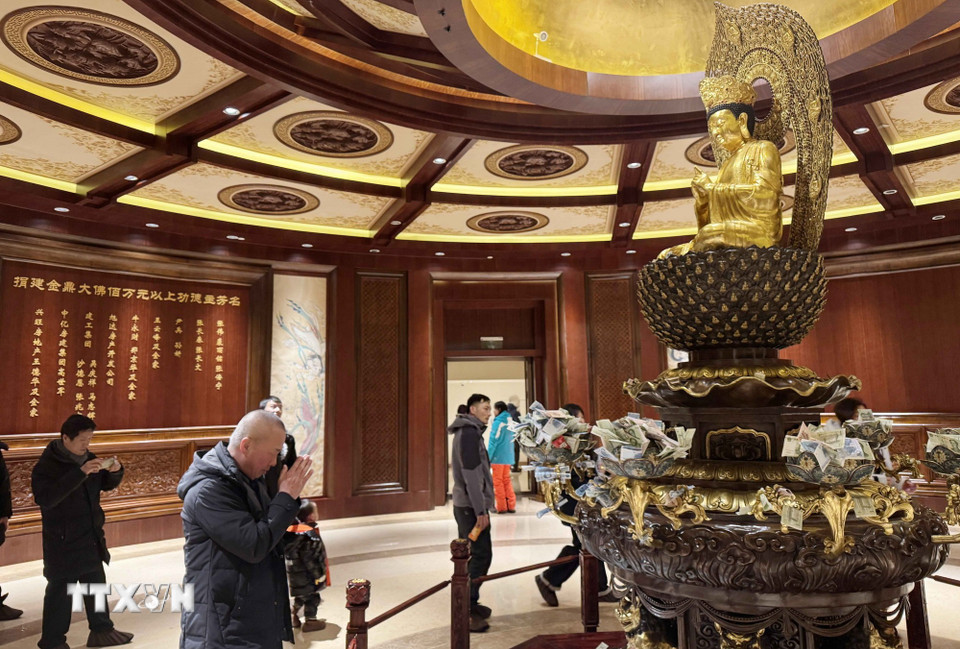 Vào dịp đầu năm rất nhiều du khách đến đây thăm quan, cầu tài, cầu bình an. (Ảnh: Công Tuyên/TTXVN)