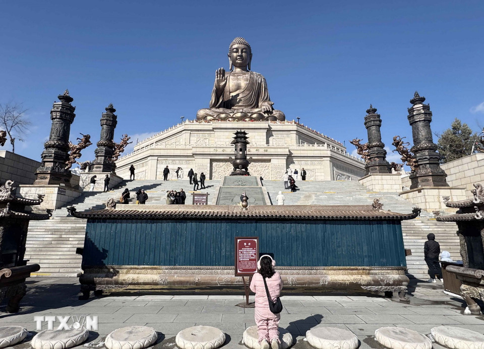 Kim Đỉnh Đại Phật tọa lạc trên ngọn núi phía sau chùa Chính Giác, đây là tượng Phật bằng đồng ngồi cao nhất thế giới, với tổng chiều cao 48m. (Ảnh: Công Tuyên/TTXVN)