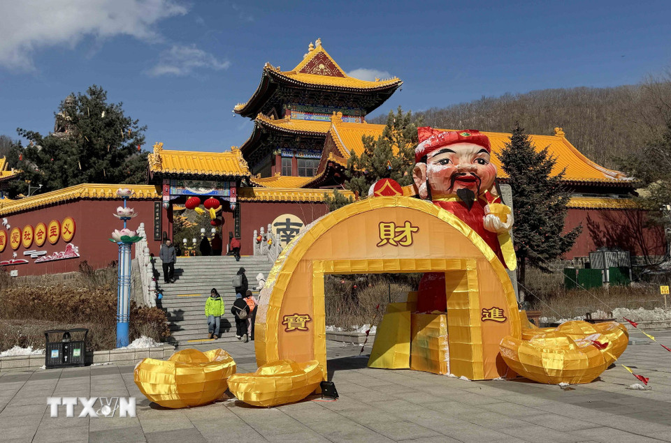 Thông qua chùa Chính Giác, Kim Đỉnh Đại Phật, Bảo tàng Văn hóa và Nghệ thuật Phật giáo và Vườn Phật Ngọc, du khách có thể hiểu sâu sắc hơn về nghệ thuật và lịch sử Phật giáo. (Ảnh: Công Tuyên/TTXVN)