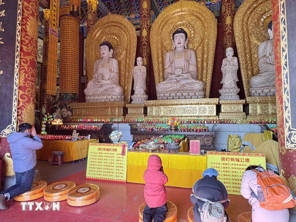 Vào dịp đầu năm rất nhiều du khách đến đây thăm quan, cầu tài, cầu bình an. (Ảnh: Công Tuyên/TTXVN)