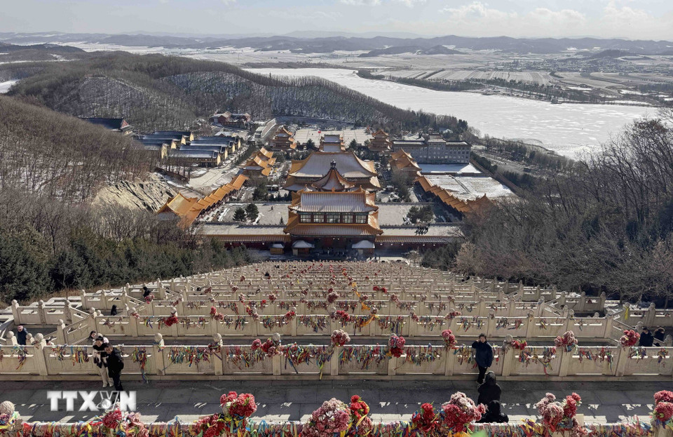 Lục Đỉnh Sơn hay còn gọi là Khu quần thể Du lịch Văn hóa Lục Đỉnh Sơn, là một điểm du lịch cấp 5A quốc gia nằm ở ngoại ô phía nam thành phố Đôn Hóa thuộc Châu tự trị dân tộc Triều Tiên Diên Biên, tỉnh Cát Lâm, Trung Quốc. Nơi đây là sự hội tụ văn hóa Phật giáo, văn hóa tổ tiên thời nhà Thanh, văn hóa lịch sử Bột Hải và cảnh quan thiên nhiên. (Ảnh: Công Tuyên/TTXVN)