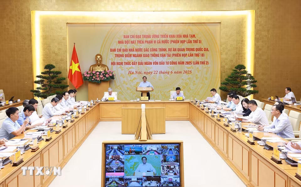 Thủ tướng Phạm Minh Chính chủ trì Phiên họp liên Ban chỉ đạo về xóa nhà tạm và dự án trọng điểm. (Ảnh: Dương Giang/TTXVN)