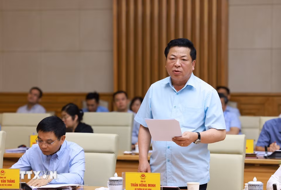 Bộ trưởng Bộ Xây dựng Trần Hồng Minh báo cáo tình hình triển khai các dự án trọng điểm quốc gia. (Ảnh: Dương Giang/TTXVN)