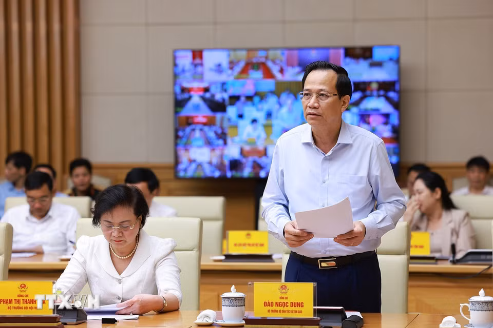 Bộ trưởng Bộ Dân tộc và Tôn giáo Đào Ngọc Dung báo cáo tình hình triển khai xoá nhà tạm, nhà dột nát trên phạm vi cả nước. (Ảnh: Dương Giang/TTXVN)