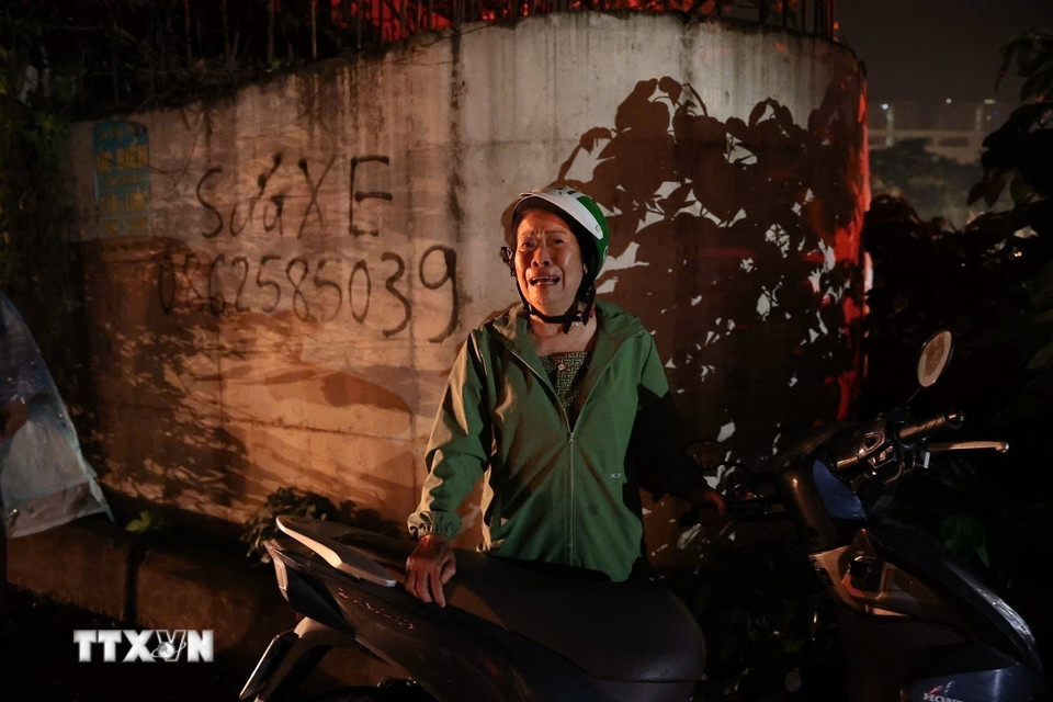 Một người dân lo lắng khi chưa rõ về thông tin người thân trong vụ cháy. (Ảnh: Phạm Kiên/TTXVN)