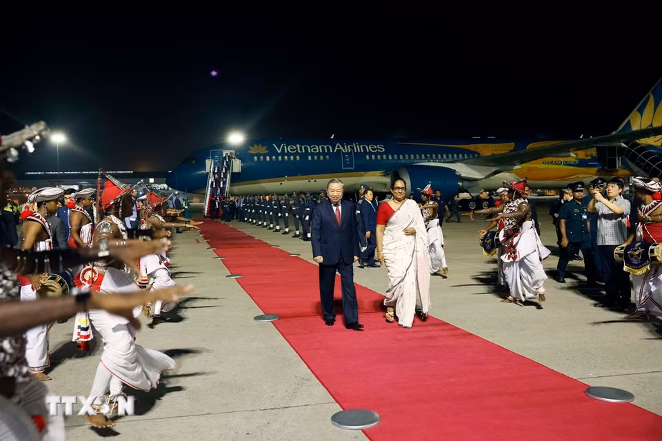 Thủ tướng Sri Lanka Harini Amarasuriya đón Tổng Bí thư, Chủ tịch nước Tô Lâm tại sân bay quốc tế Bandaranaike. (Ảnh: Thống Nhất/TTXVN)