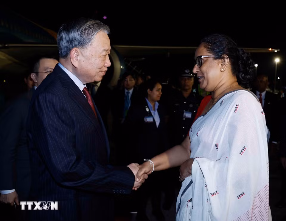 Thủ tướng Sri Lanka Harini Amarasuriya đón Tổng Bí thư, Chủ tịch nước Tô Lâm tại sân bay quốc tế Bandaranaike. (Ảnh: Thống Nhất/TTXVN)