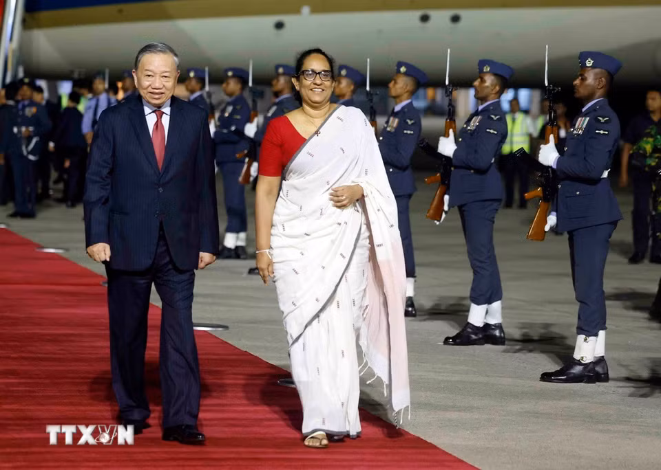 Thủ tướng Sri Lanka Harini Amarasuriya đón Tổng Bí thư, Chủ tịch nước Tô Lâm tại sân bay quốc tế Bandaranaike. (Ảnh: Thống Nhất/TTXVN)